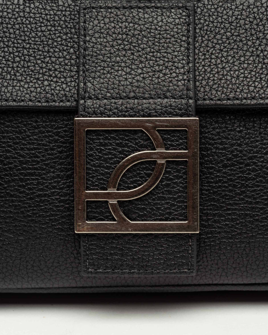 Cartera al hombro Signature en cuero graneado