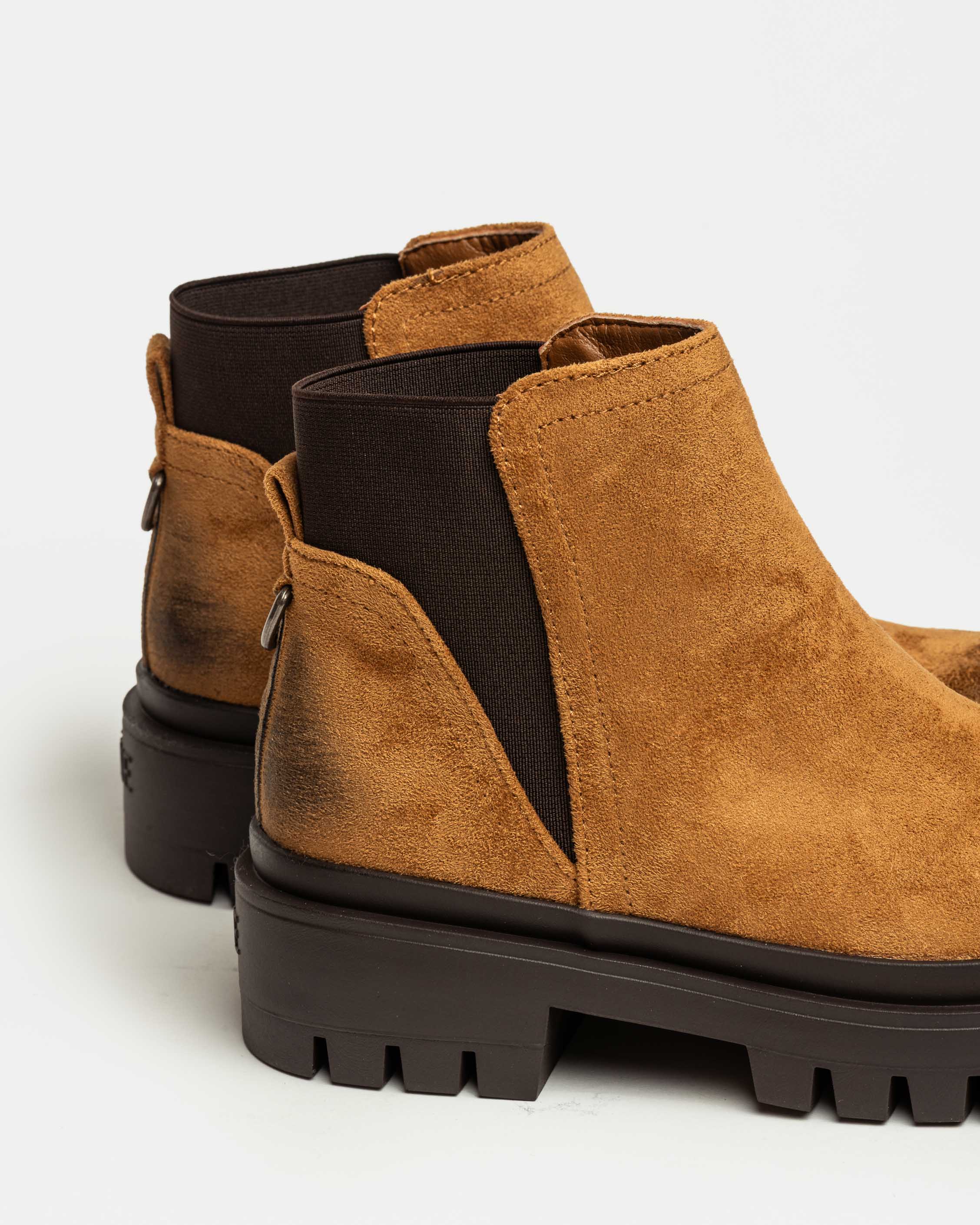 Bota caña baja Scott en efecto gamuza
