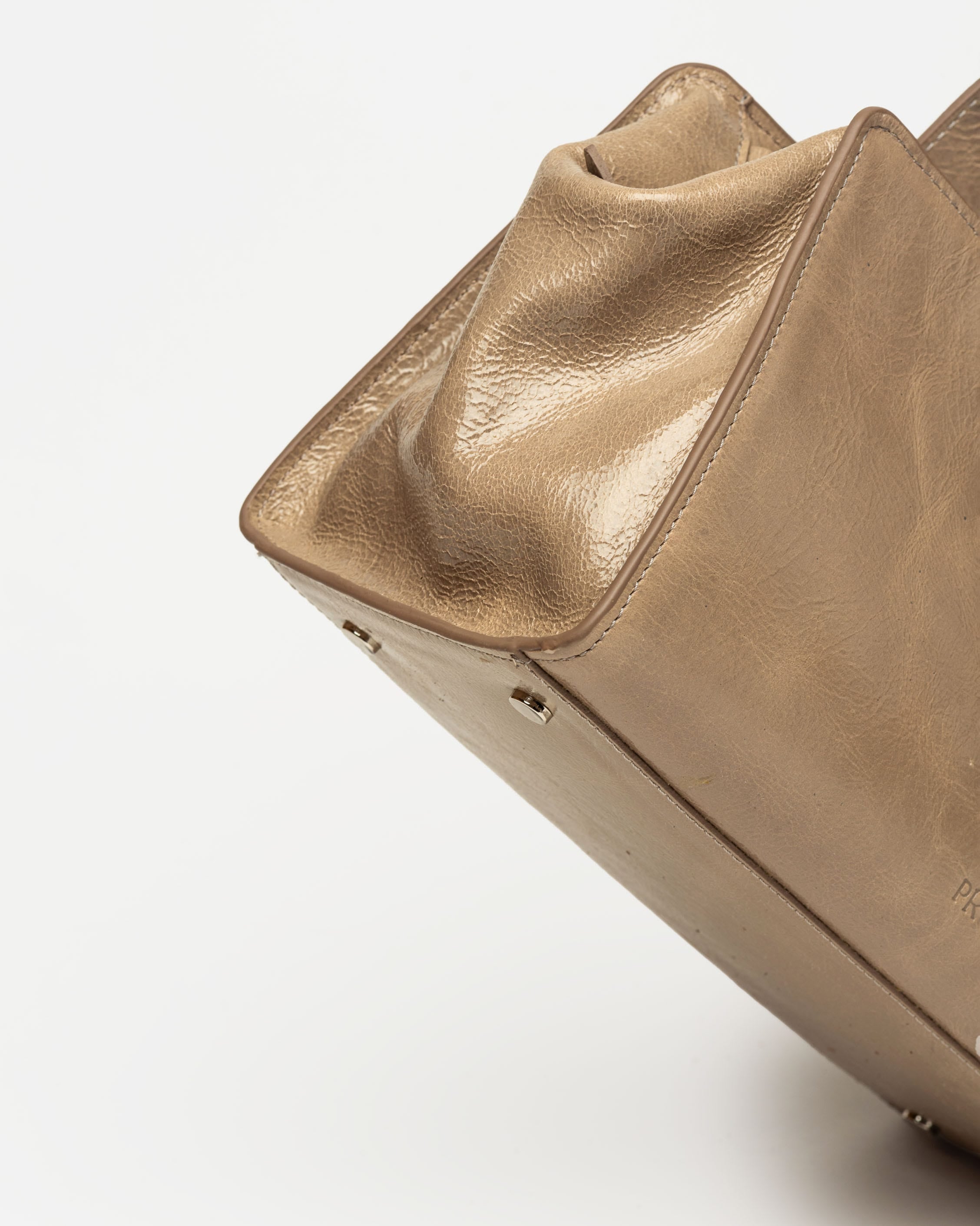 Cartera de mano Mila en cuero arrugado