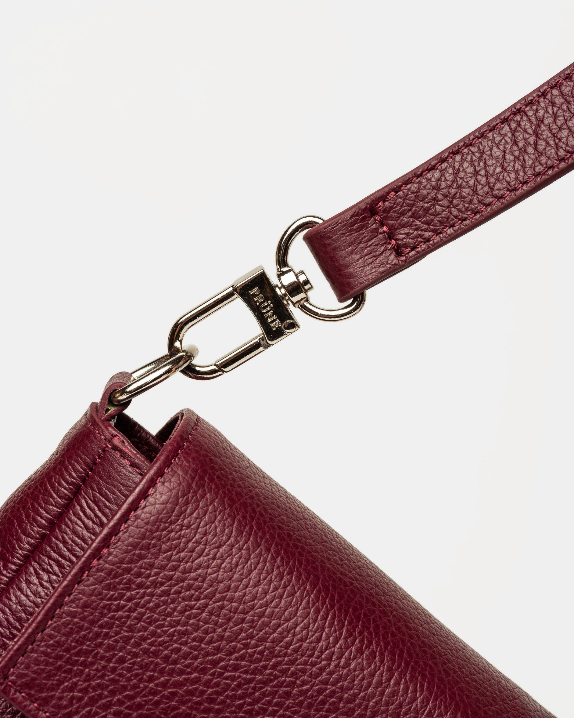 Cartera al hombro Signature en cuero graneado